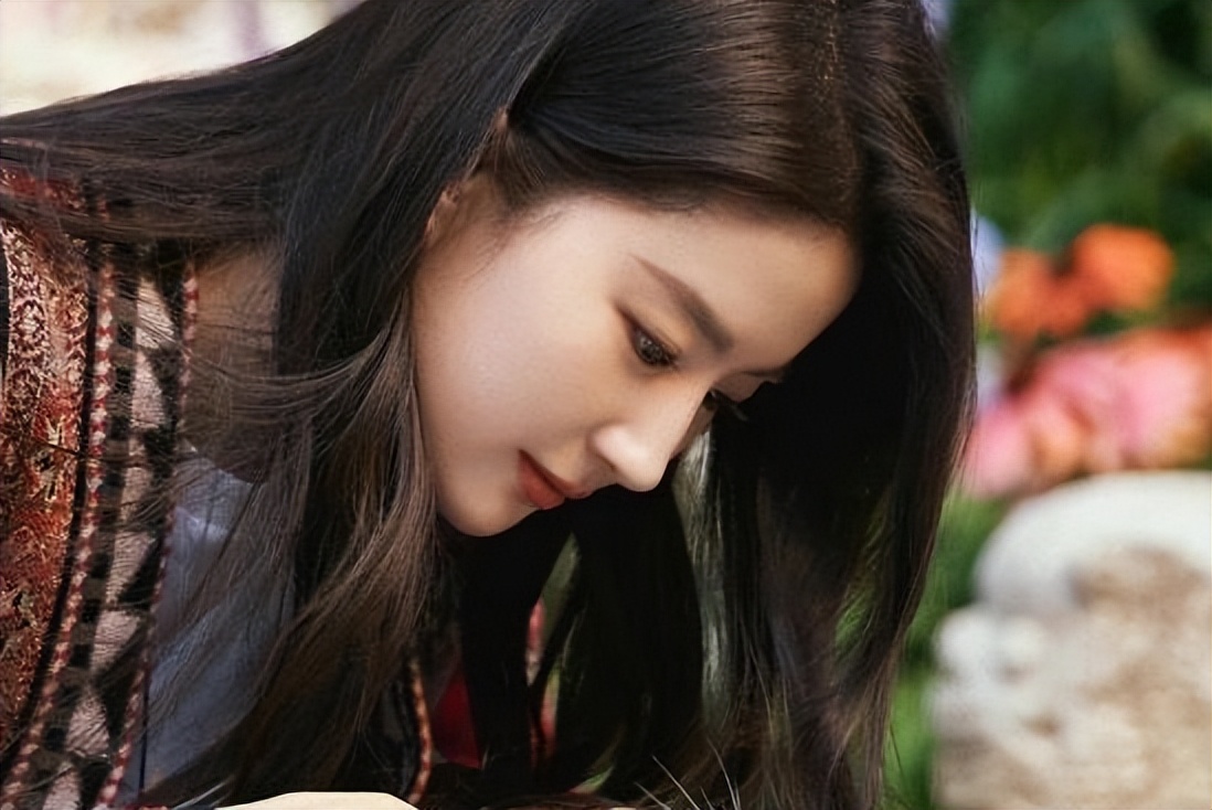 刘亦菲辣妹穿搭被骂辣眼睛_刘亦菲LV内衣造型争议_华语女明星内衣