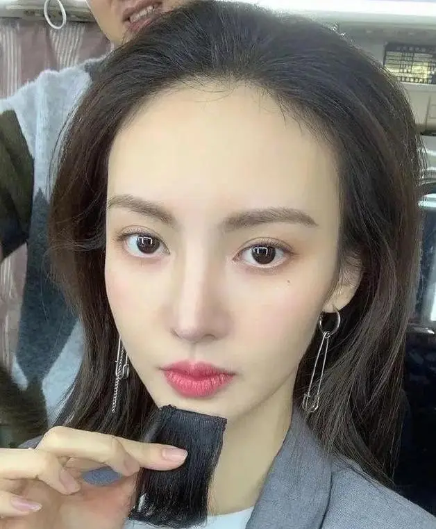 发量少的女明星有哪些_杨幂赵丽颖金晨假发片_女明星脱发严重