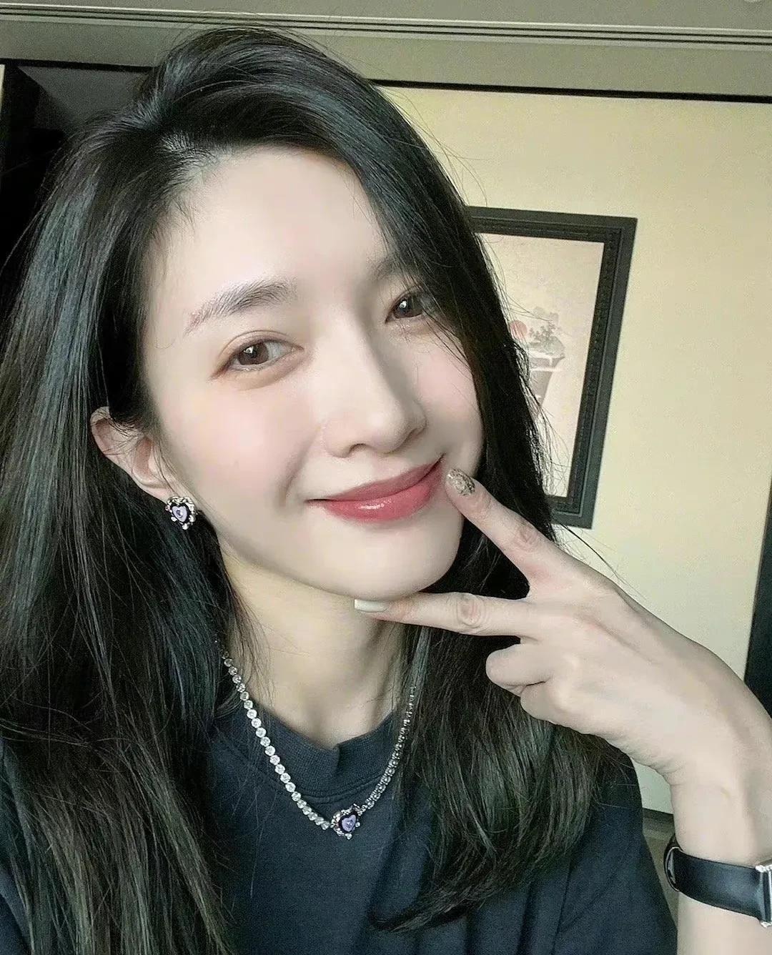 江疏影素颜珠宝搭配_女明星戴耳环图片_江疏影佩戴万宝项链